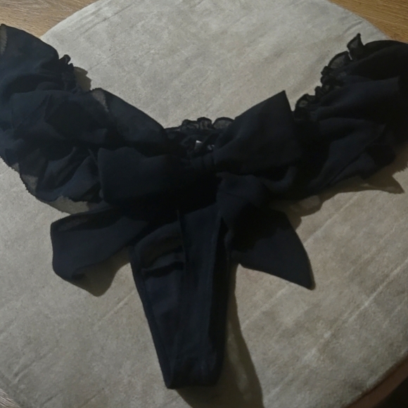 Elegant Black Ruffled Panties - Picture 2 of 2